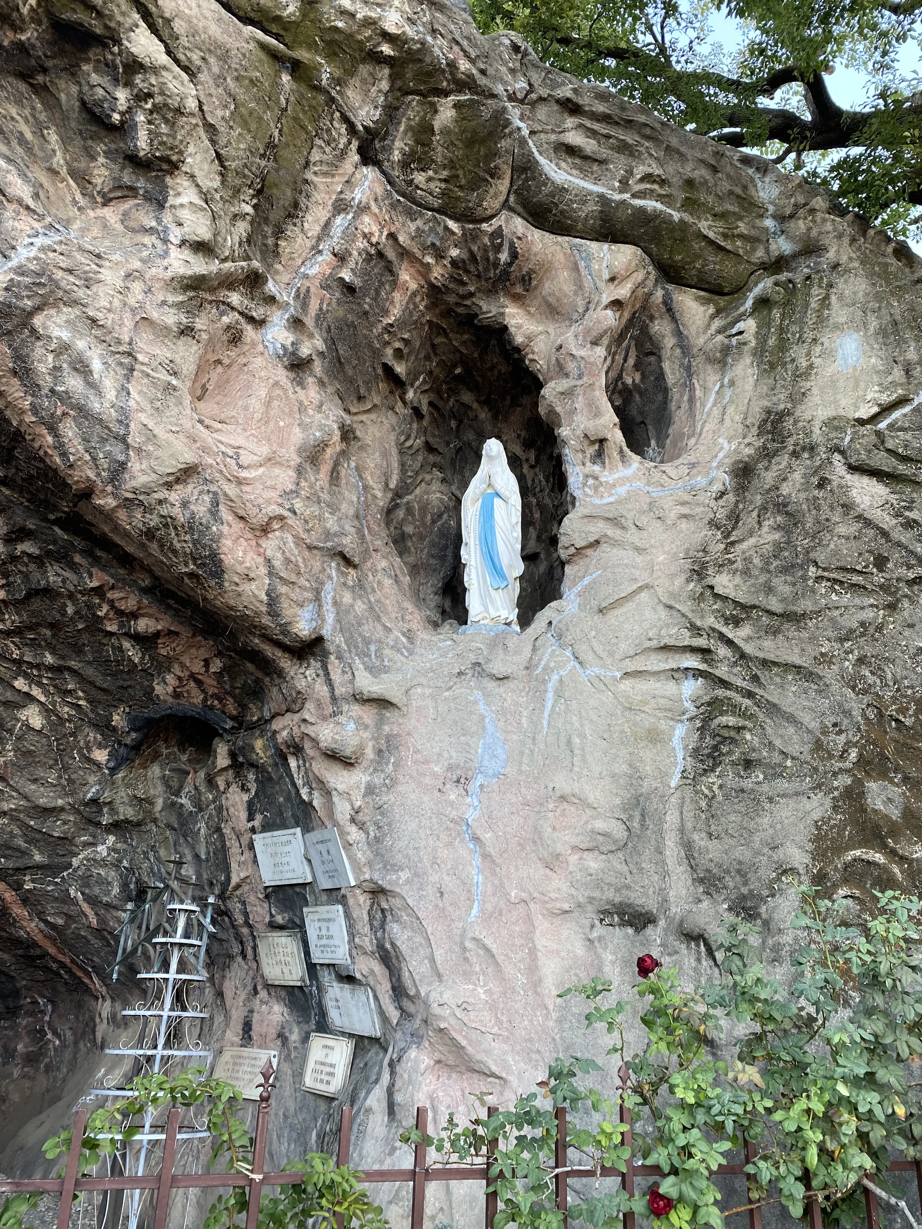 東京カテドラル聖マリア大聖堂（カトリック関口教会）敷地内にあるルルドの洞窟と聖母マリア像。文京区のパワースポット、カテドラル散策で立ち寄れる聖地