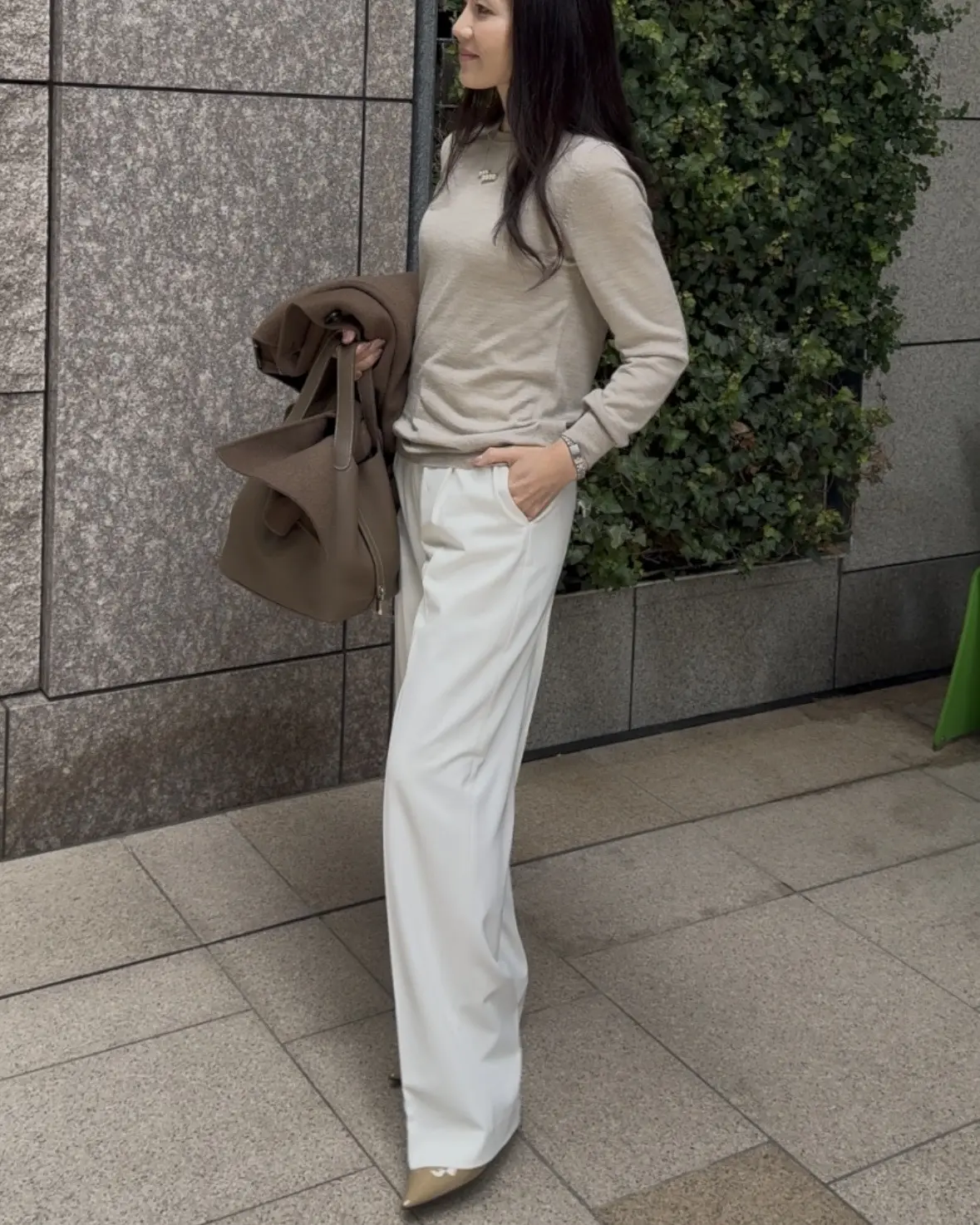 【UNIQLO】名品タックワイドパンツで更新する「冬の白」。品格漂う大人の着回し２選_1_4-2