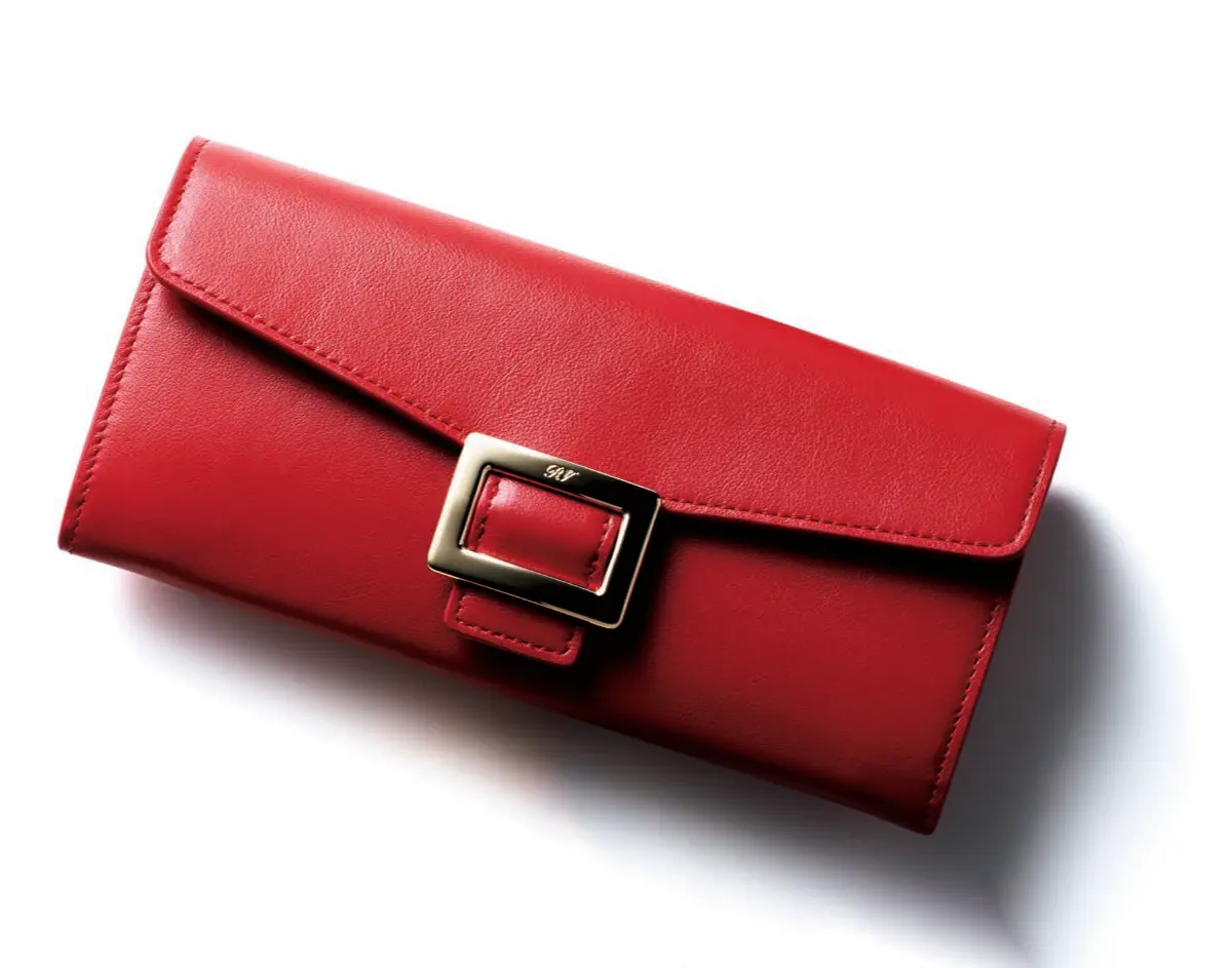 アイコニックなメタルバックルを飾った長財布。鮮やかなレッドが媚こびない色気を演 出し、エグゼクティブにふさわしいノーブルなムードを醸し出す。頼れる大容量も魅力。札入れ1、小銭入れ1、カード挿し12、ポケ ット2。ロングウォレット（9.5×19.5×4） ￥124,300／ロジェ・ヴィヴィエ・ジャパン（ロジェ ヴィヴィエ）