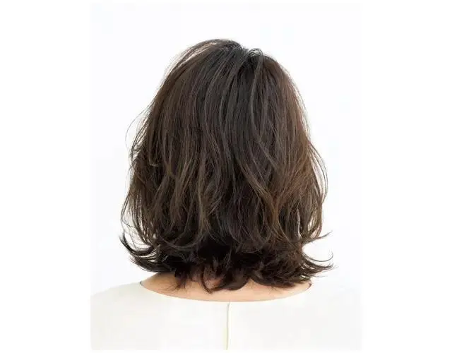 後から見た流し前髪のヘアスタイル