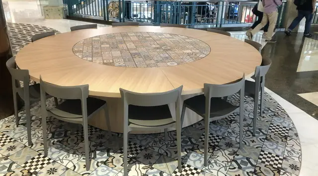 フードコートのテーブル