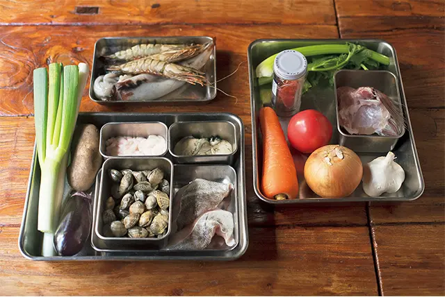 スープ用の魚は、だしの出やすいカマの部分、具材は甲殻 類、イカ、白身魚（切り身でOK）、貝類、野菜数種をそろえる とおいしい