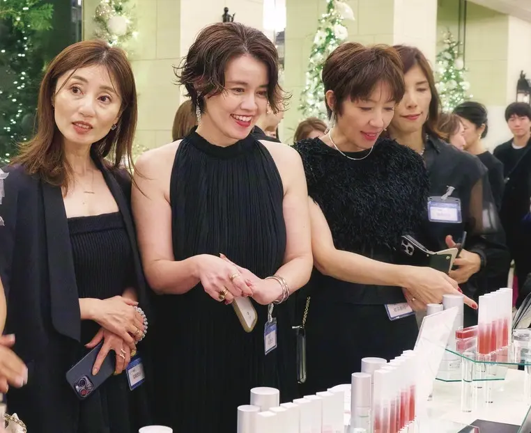 エテルナムのコスメを試す参加者