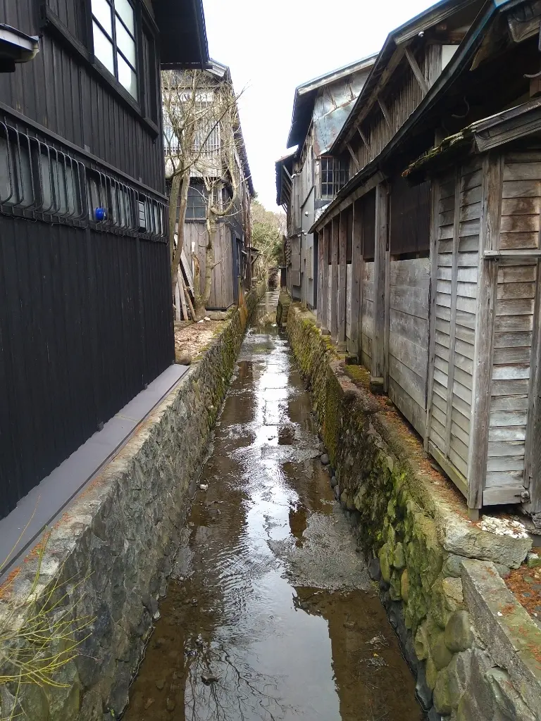 松浦家と山吉商店の間の水路