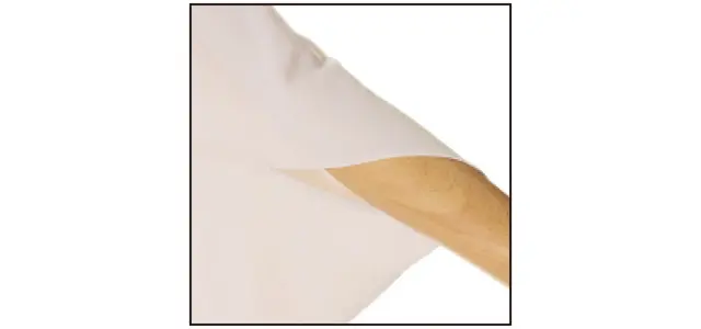 二の腕から肘までをカバーする立体的な袖