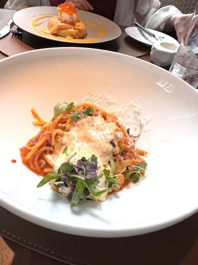 モノトーンコーデで楽しむ真夏のスタイリッシュランチ_1_8