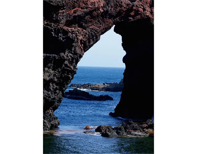 西ノ島の国賀海岸にある「通天橋」は、波や風の浸食によってできたアーチ状の奇岩