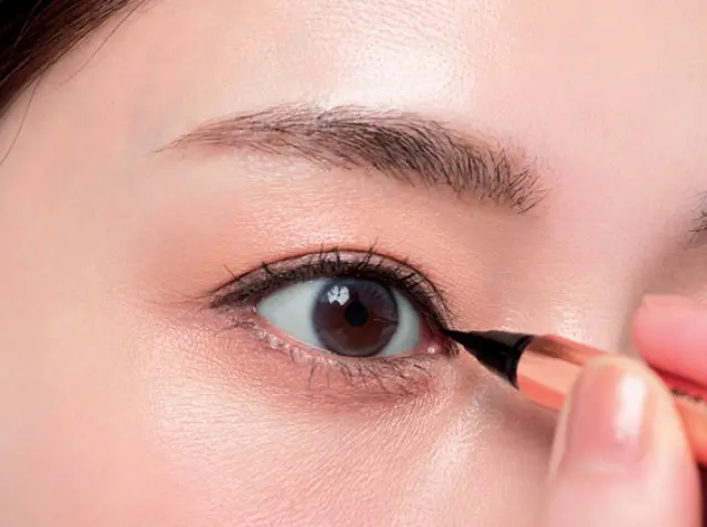 ヘアメイク　広瀬あつこ　縦幅拡大アイメイク　アイライナーの入れ方　STEP1　HOWTO　