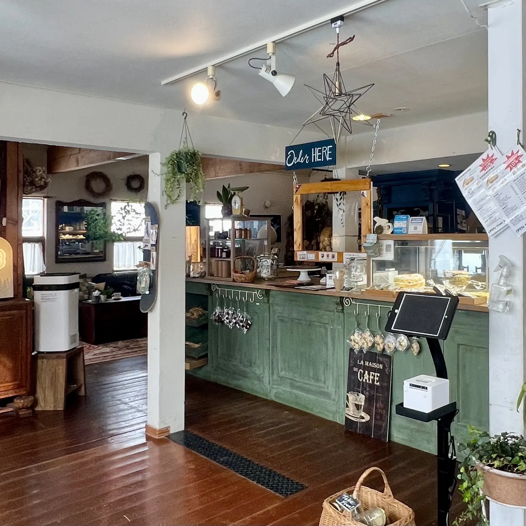 ニセコのカフェ「おやつとサンドイッチのお店 グラウビュンデン」店内