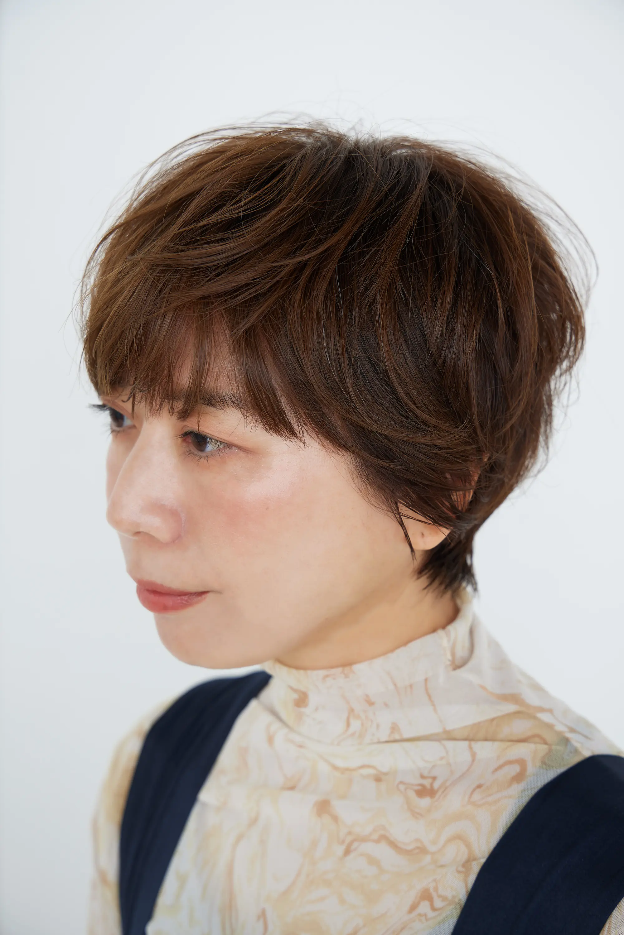 Webエクラ 40代50代 髪型 ふんわりトップとハネ感ショートヘアスタイルのポイント