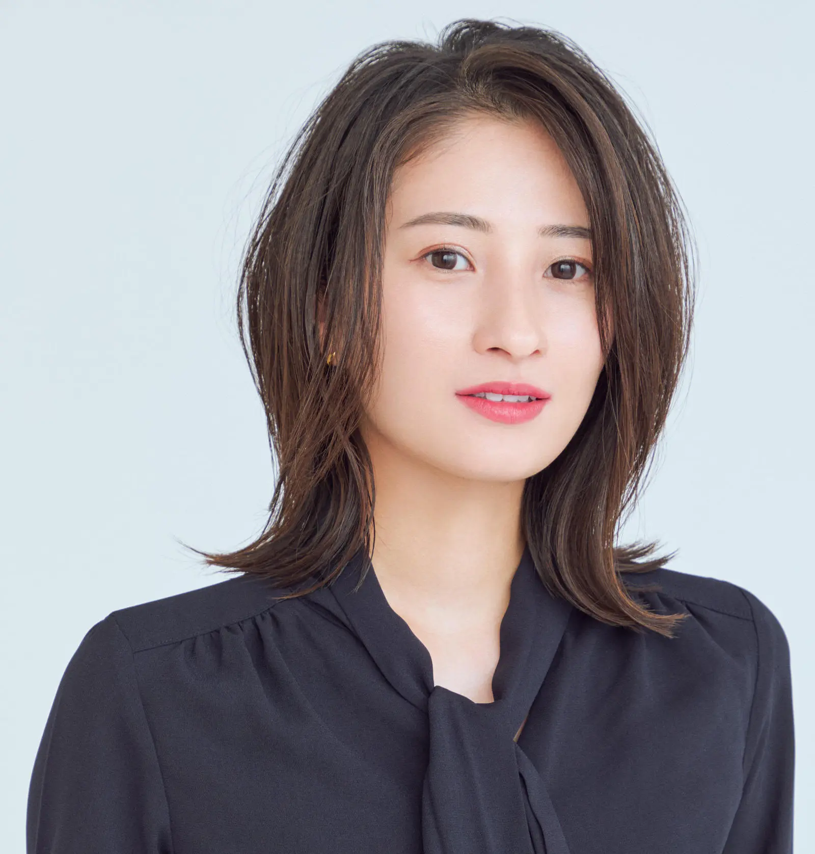 大人の抜け感と華やかさを両立する、立体感ミディアムヘア【50代髪型・ヘアスタイル】