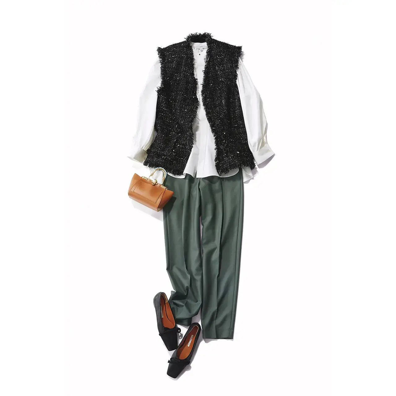 ツイードジレで定番のパンツスタイルを華やかな装いに更新！