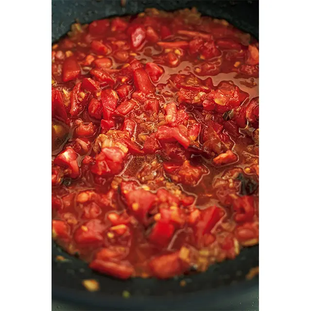 トマトを入れたこの状態から半量にな るまで、じっくり煮詰めてソースにする