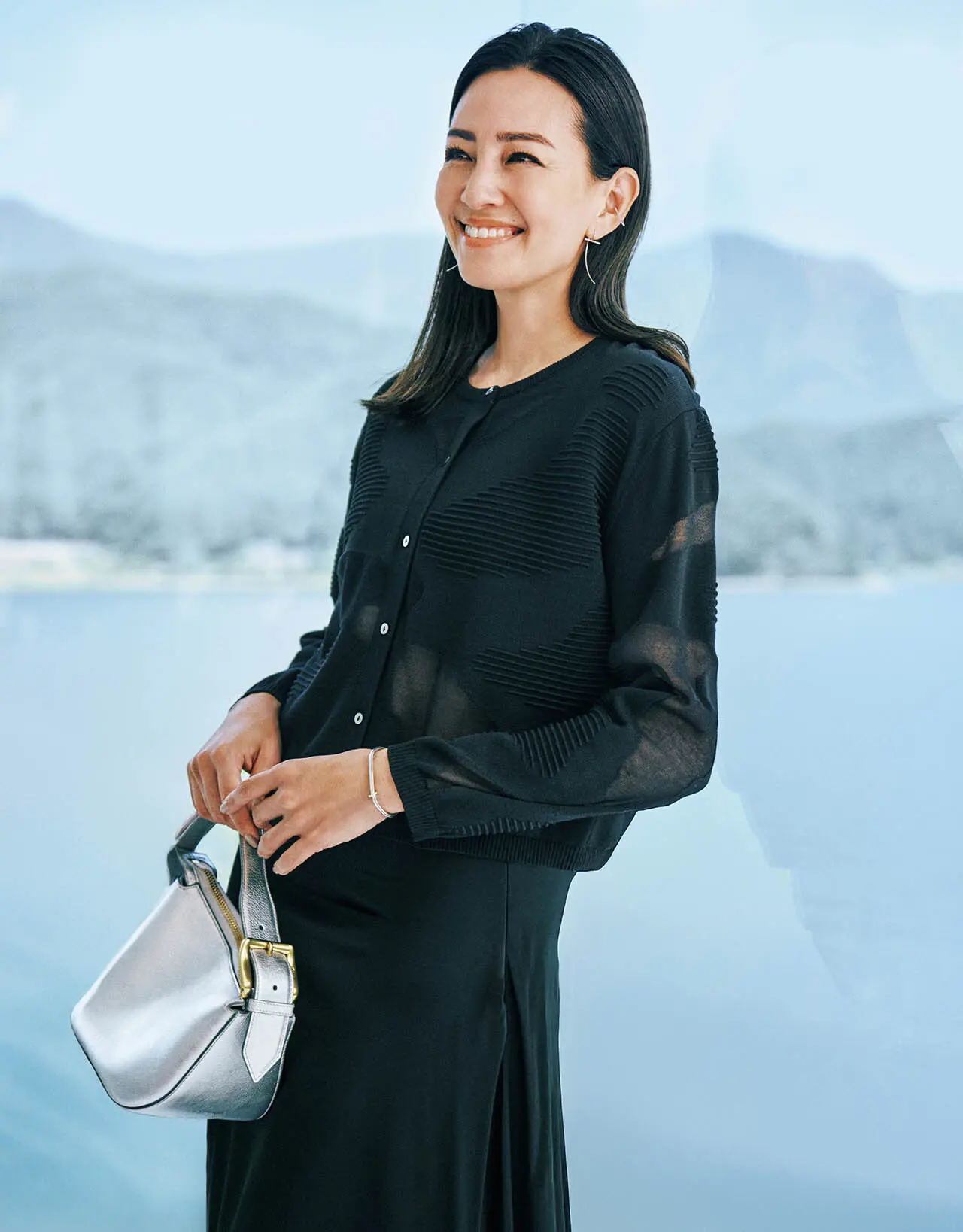 シアーと柄編みの切り替えで、 　　大人ならではの繊細な印象美を追求