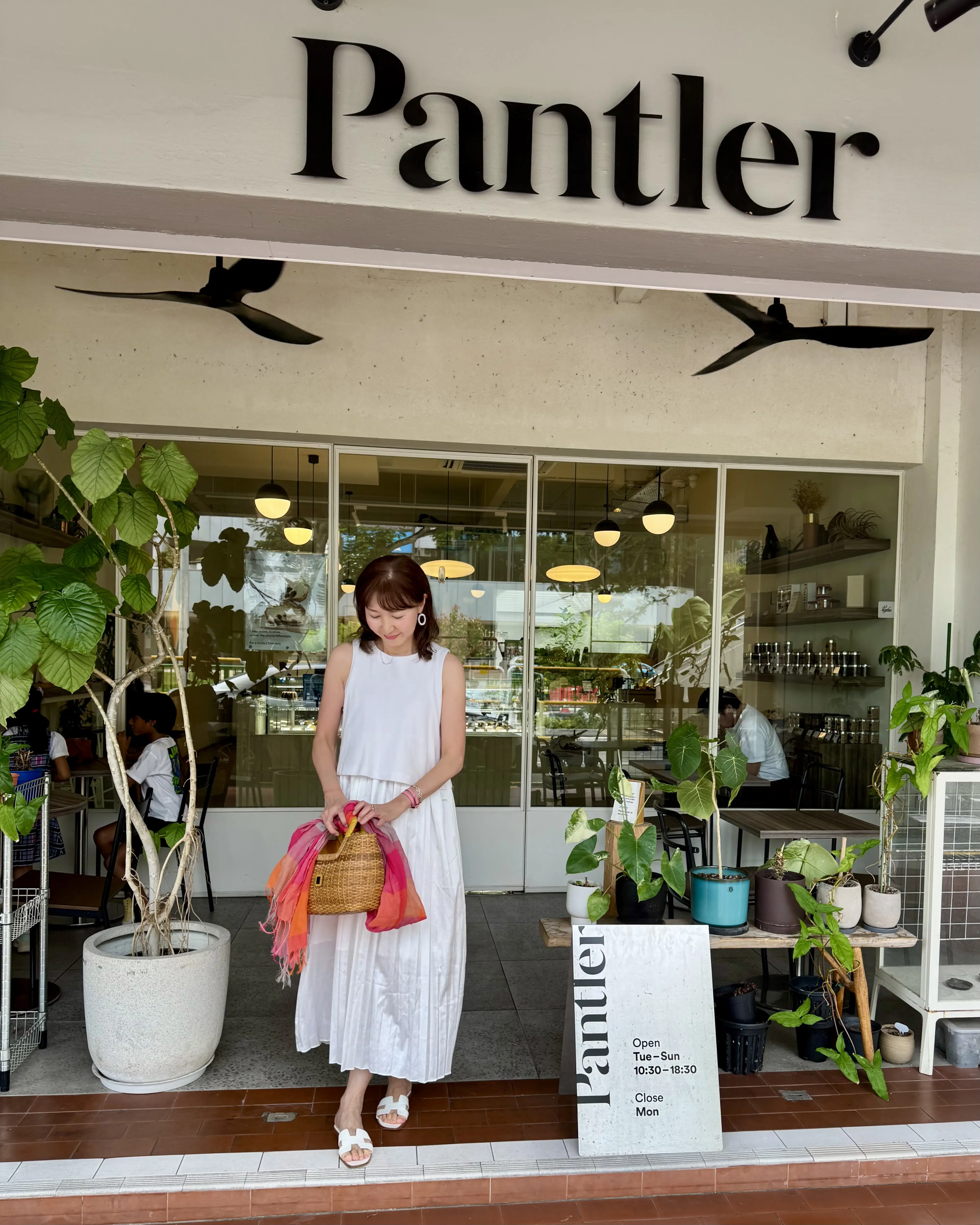 ケーキ屋さん前で