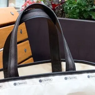レスポートサックのナイロンバッグは軽くて、ハンドルも持ちやすいのが優秀。