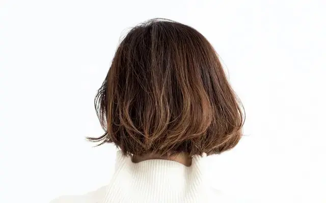 あごラインの長さでもアレンジが効くワンレングスのフェミニンボブ