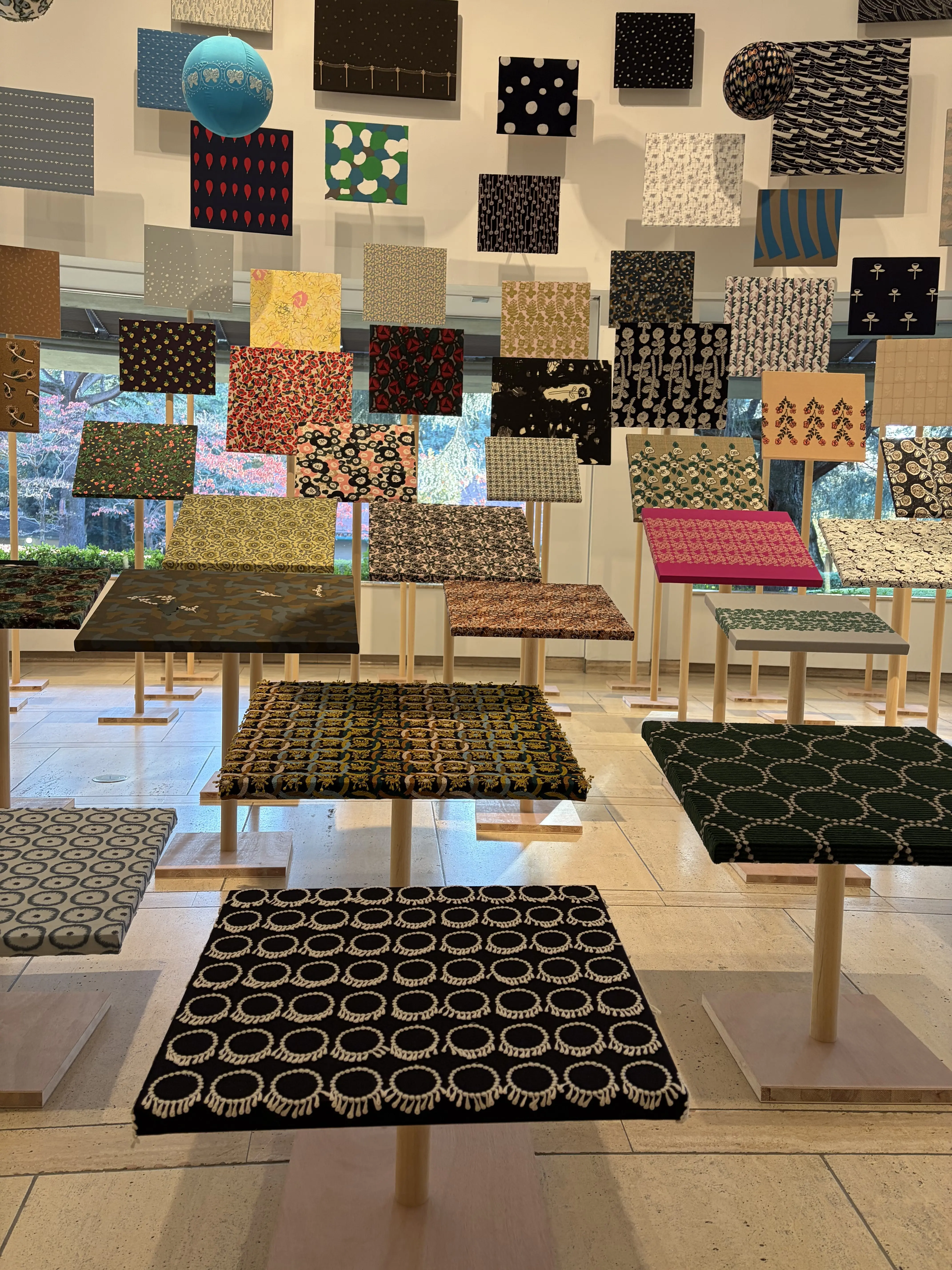 タンバリン柄など、人気のテキスタイルがずらりと並ぶ「つぐ minä perhonen」展