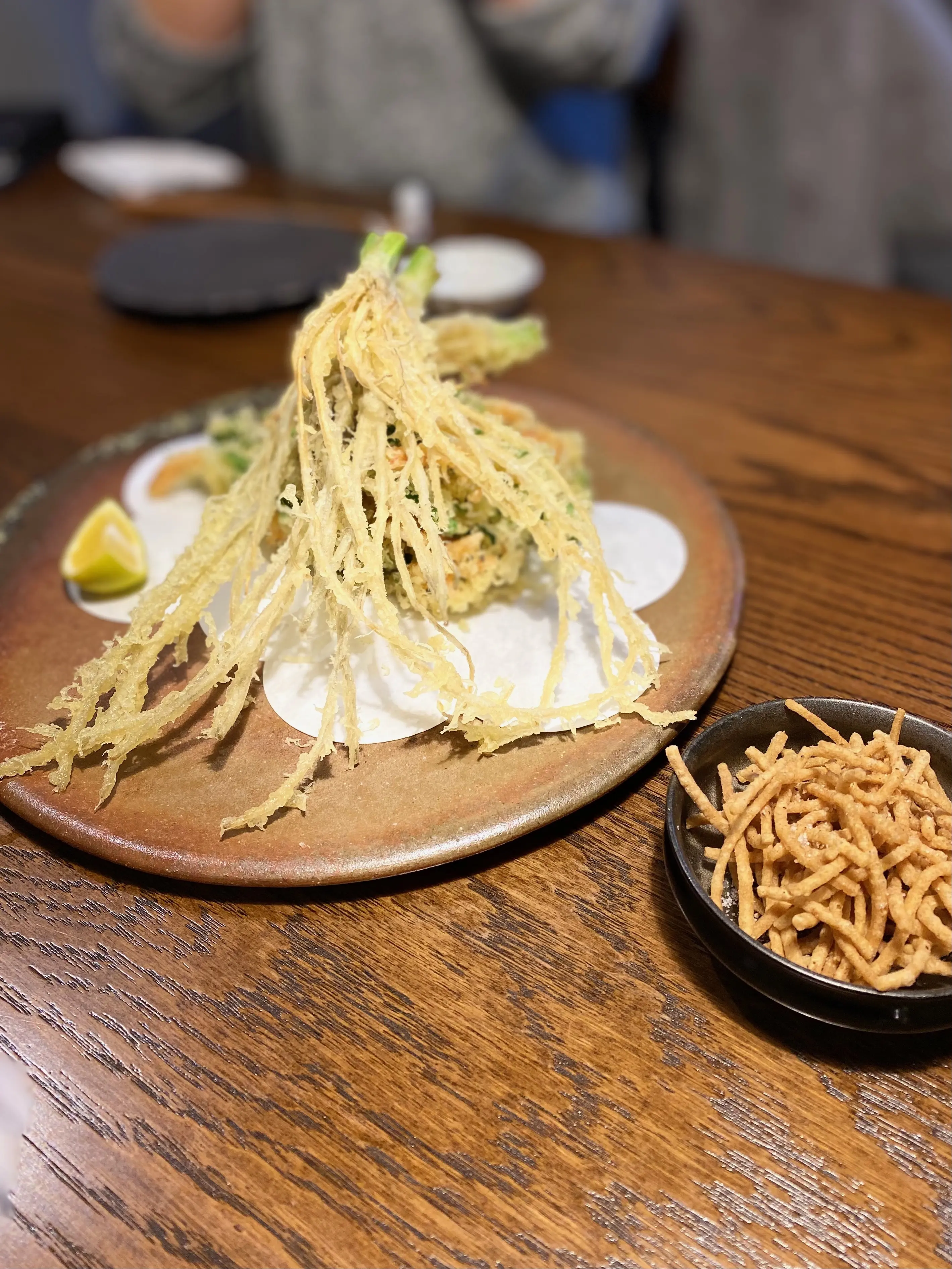 鎌倉「かわ名」のセリの天ぷらと付き出しの蕎麦の揚げたもの