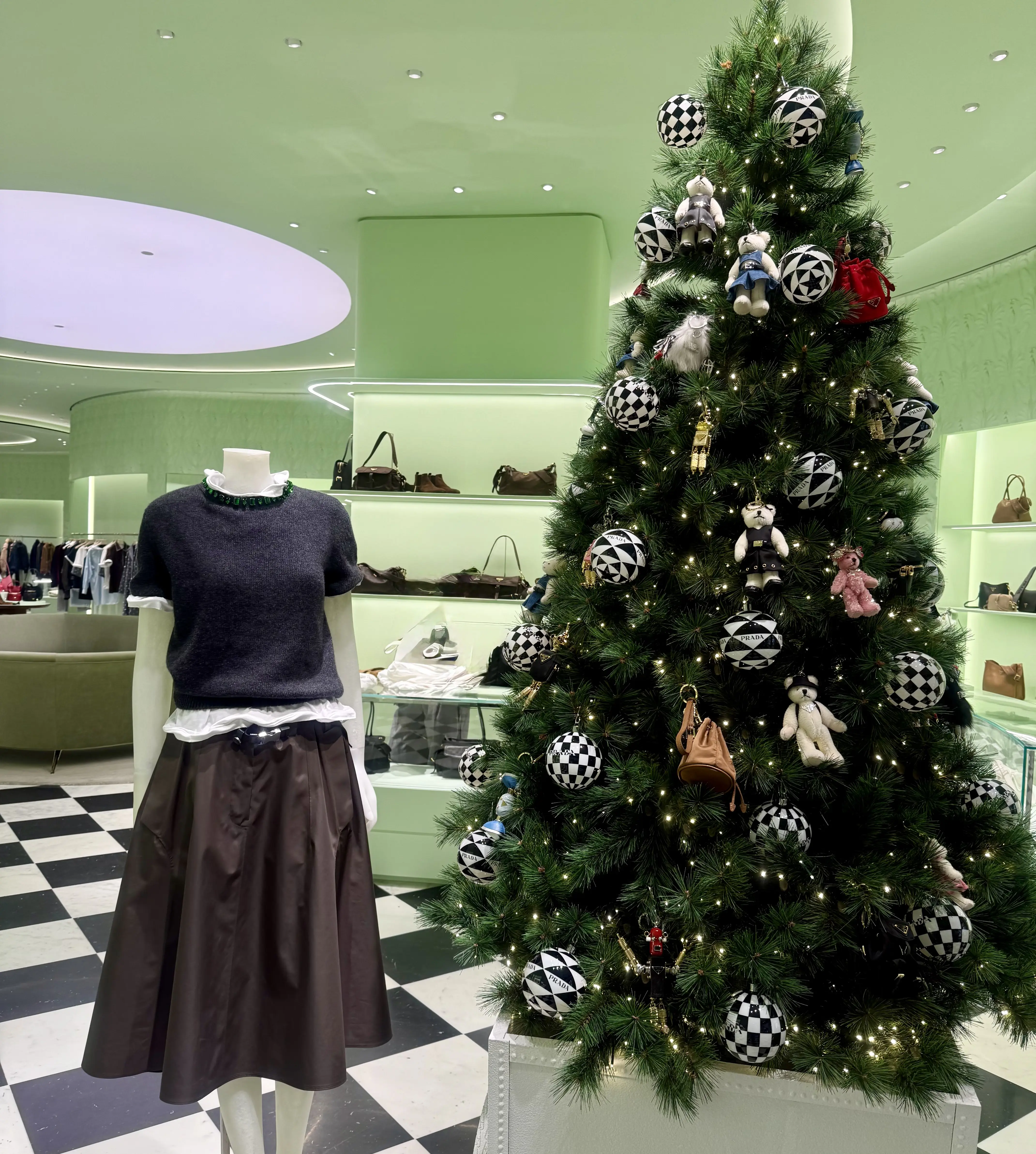 プラダ店内