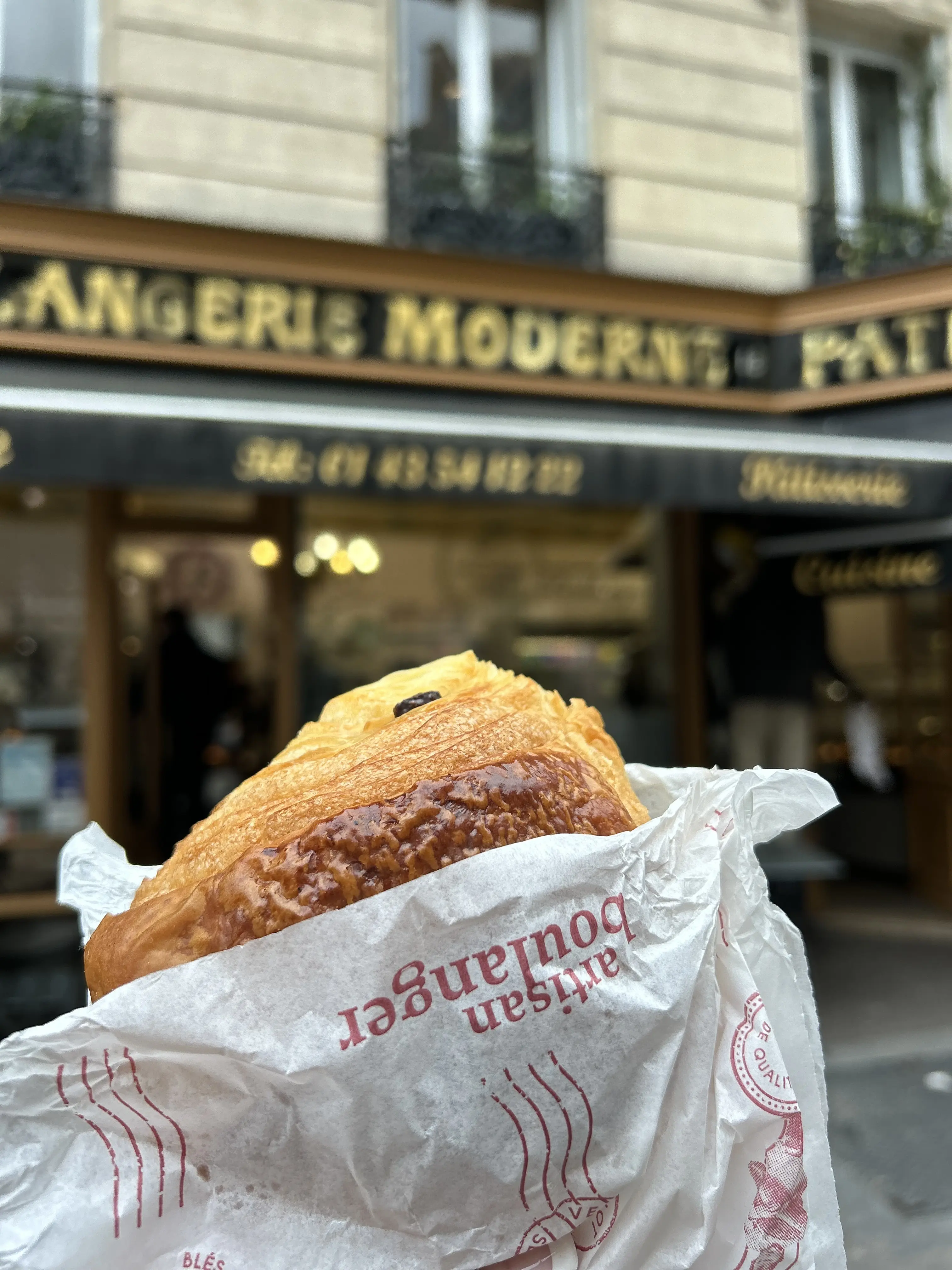 La Boulangerie Moderne  パンオショコラ　　　　エミリーインパリ