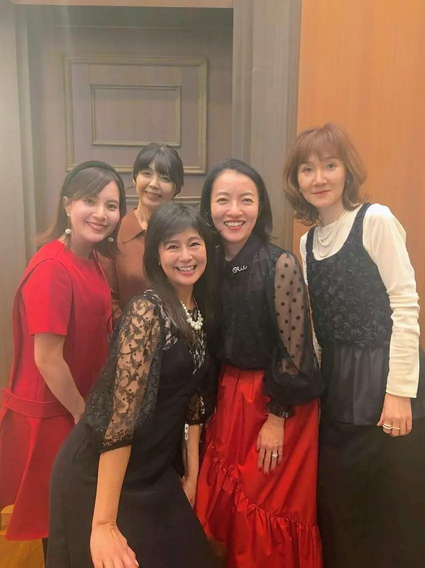 冬、パーティーファッション、パーティーコーデ、赤ワンピース、夜会、ソワレドゥエクラ、40代ファッション