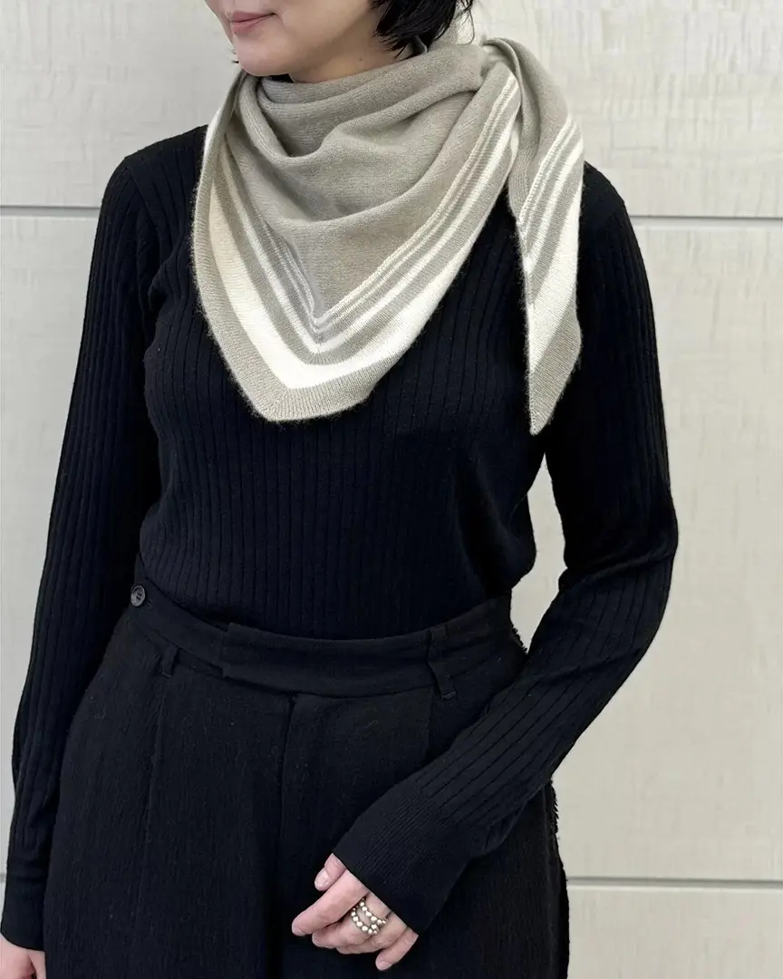 ストールの巻き方6選｜冬コーデを格上げするカシミヤ三角ストール【E by eclat・50代ファッション】_1_5