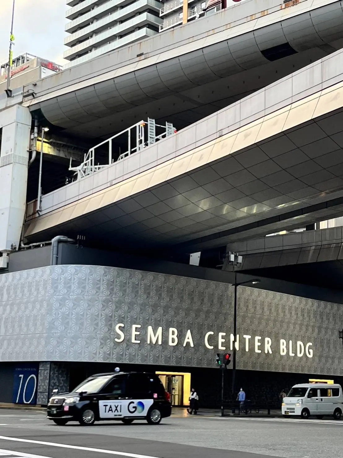 船場センタービル。東西約1000ｍに約800店が並ぶ全天候型の散歩道。繊維とファッションとグルメの街。
ビルの屋上には阪神高速っが通り、地下には大阪メトロ中央線が通っています。