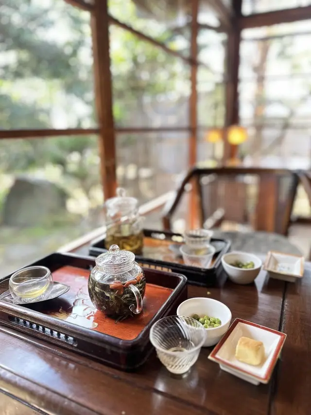ユニクロネイビートップスで台湾茶を楽しみました！_1_7