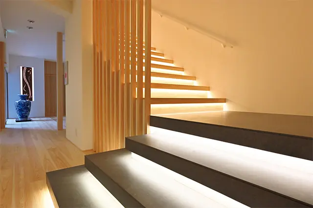2階へと上がる階段は、間接照明を巧みに用いた美しいしつらえ。