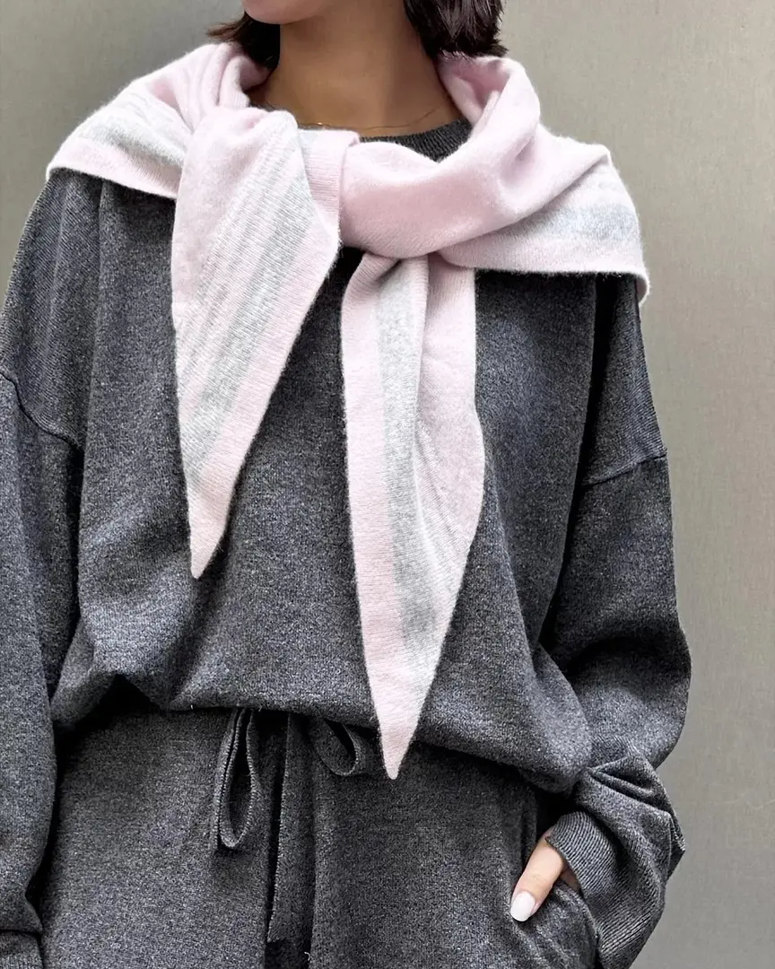 ストールの巻き方6選｜冬コーデを格上げするカシミヤ三角ストール【E by eclat・50代ファッション】_1_3