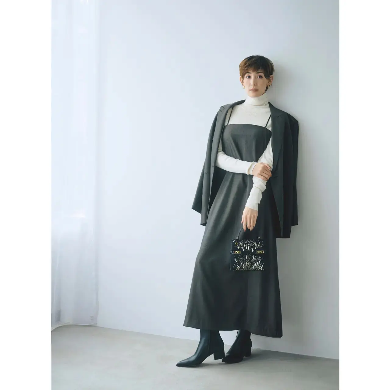 ジャケット×ワンピースのセットアップでかっこいい女性らしさを表現。気温10℃