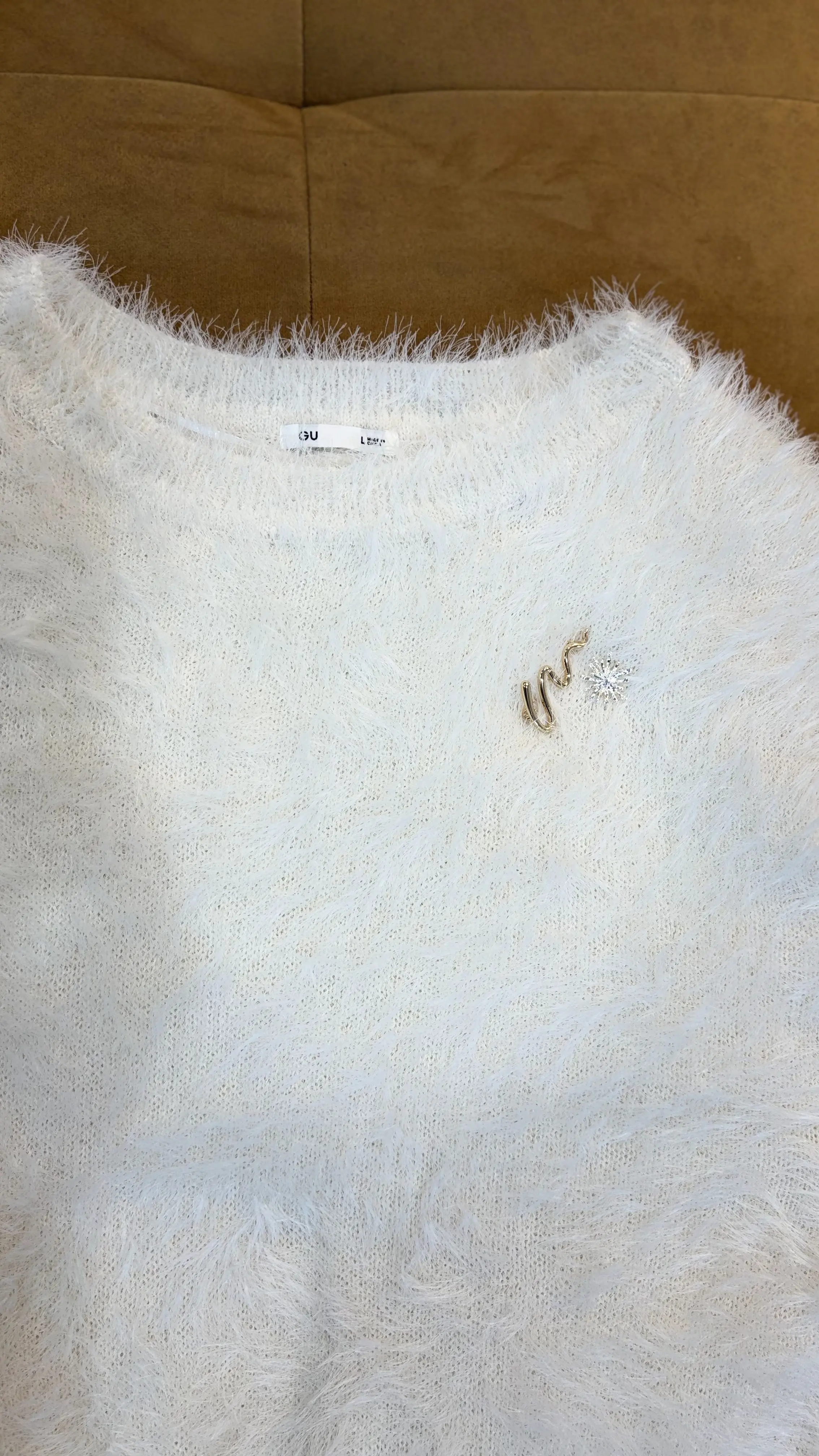 フェザーニット　毛足が長い　ブローチ　ジーユー購入品　