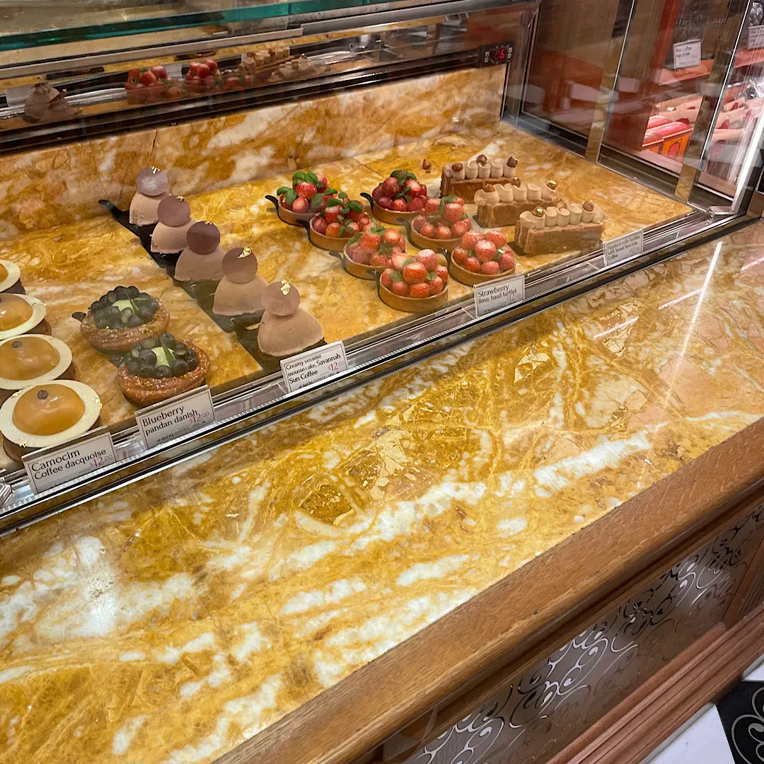 ショーケースのスイーツ