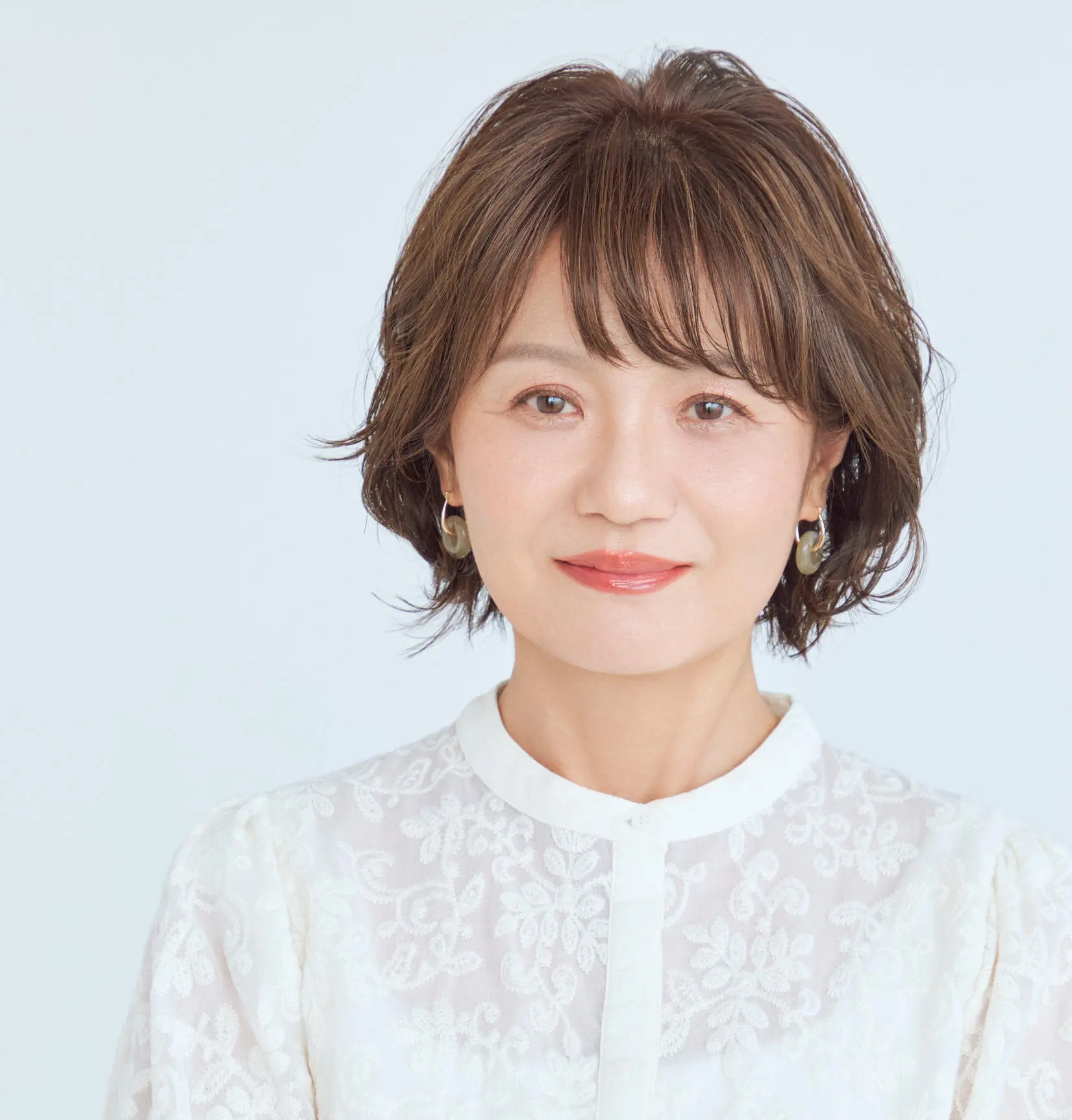 ボリュームアップも華やかさも！テクニックレスで決まる長めショートヘア【50代髪型・ヘアスタイル】