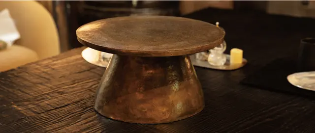 陶器に銀箔をはり、伝統的な祭器を象ったイ・ヘミ氏の作品。大ぶりのコンポート皿としても。(直径36×高さ19㎝)W2,700,000