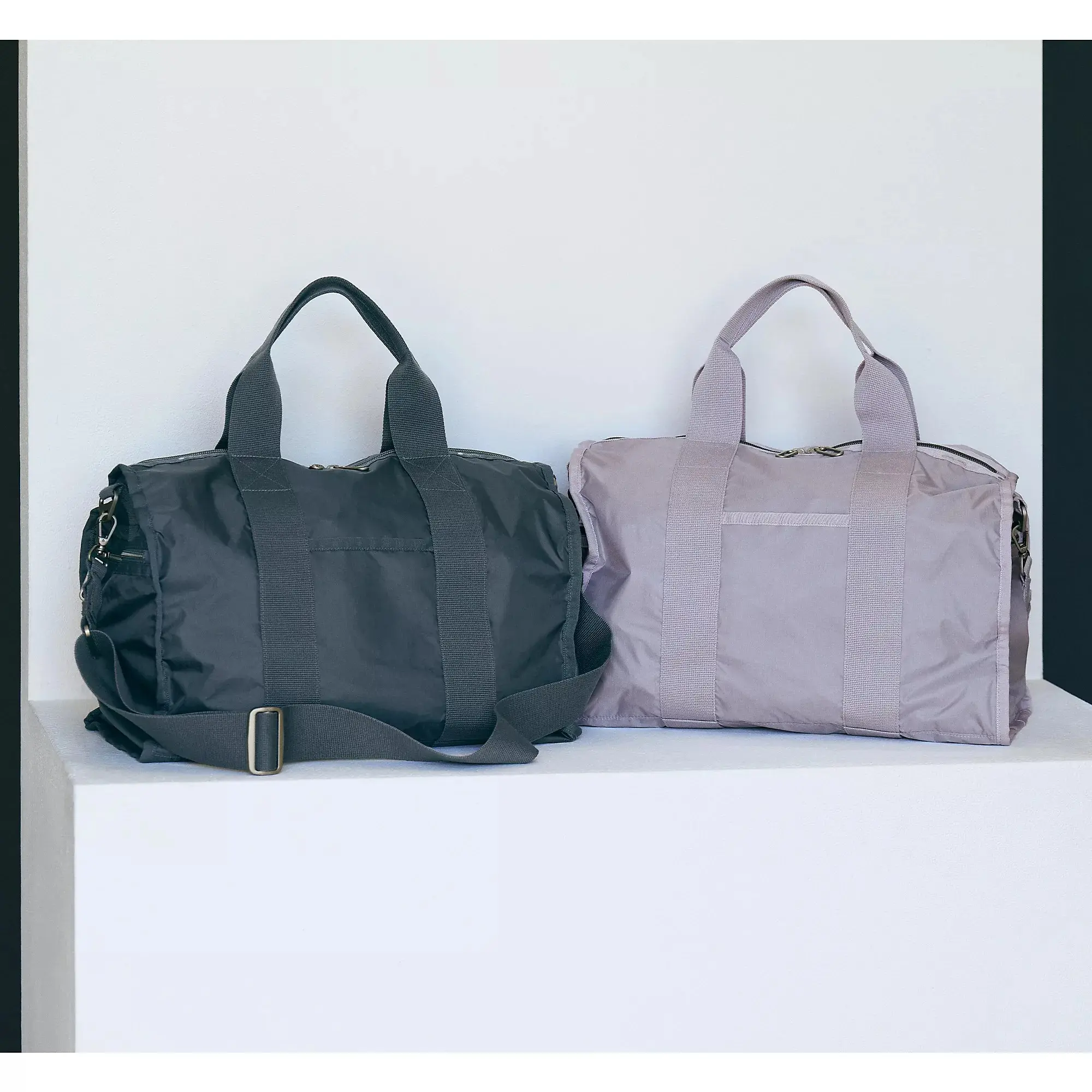 スマートトラベラーに人気のバッグにエクラ別注カラーが！ 「LeSportsac×éclat」のミディアムダッフルバッグ_1_2