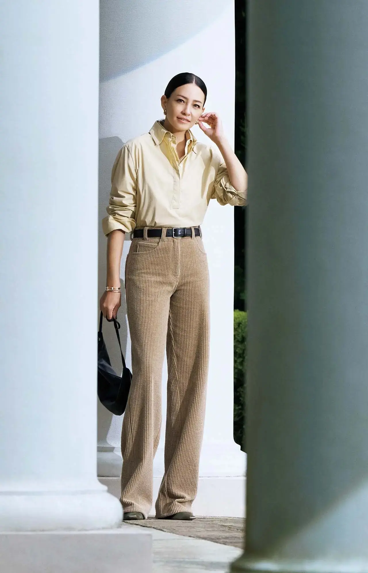 この秋は「シャツの重ね着」でこなれ感アップ!ベージュパンツとあわせた一歩先いく旬バランスコーデ