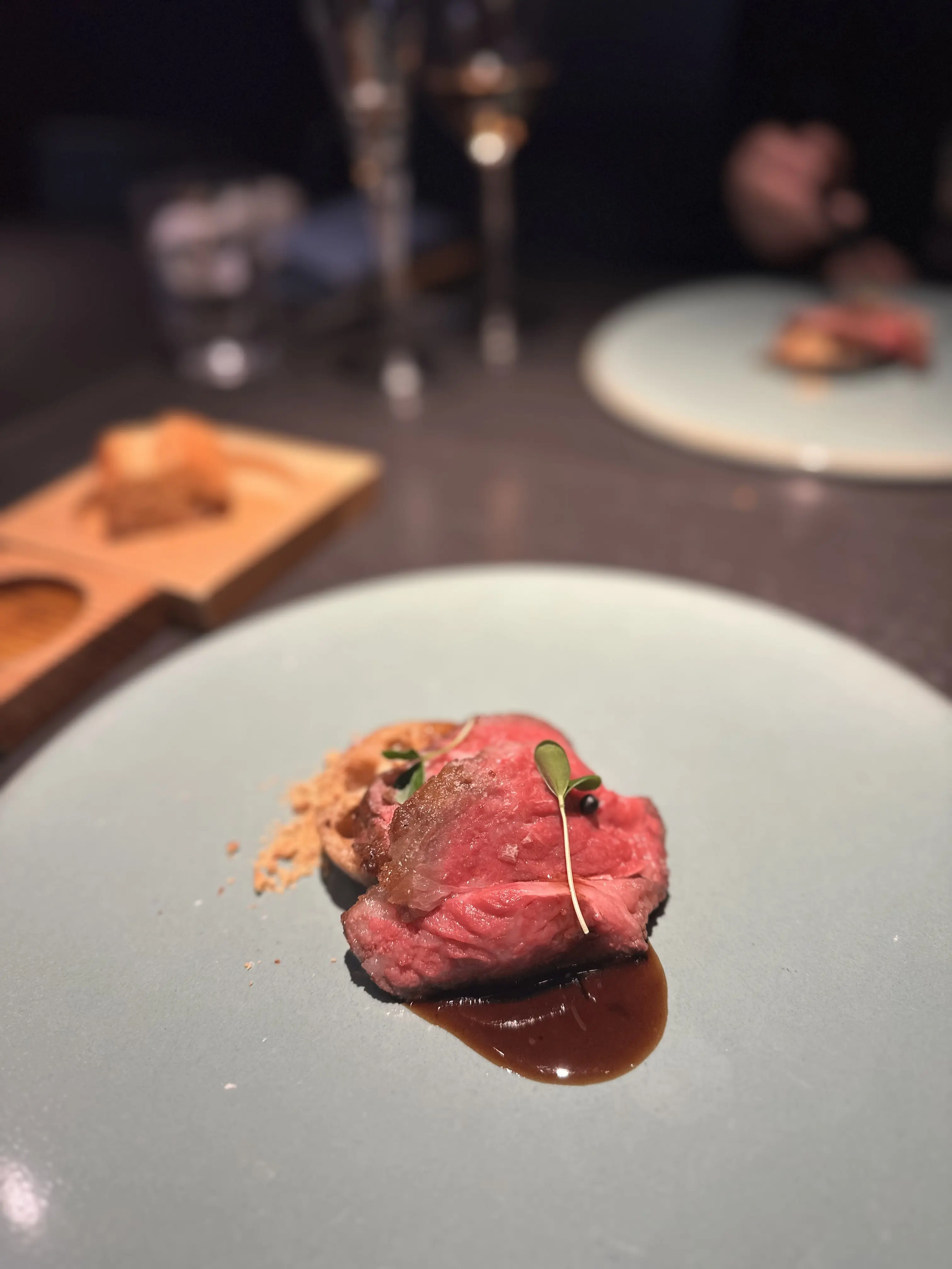 ネイビーに赤。大人は“差し色”で新年を制す_1_6-1