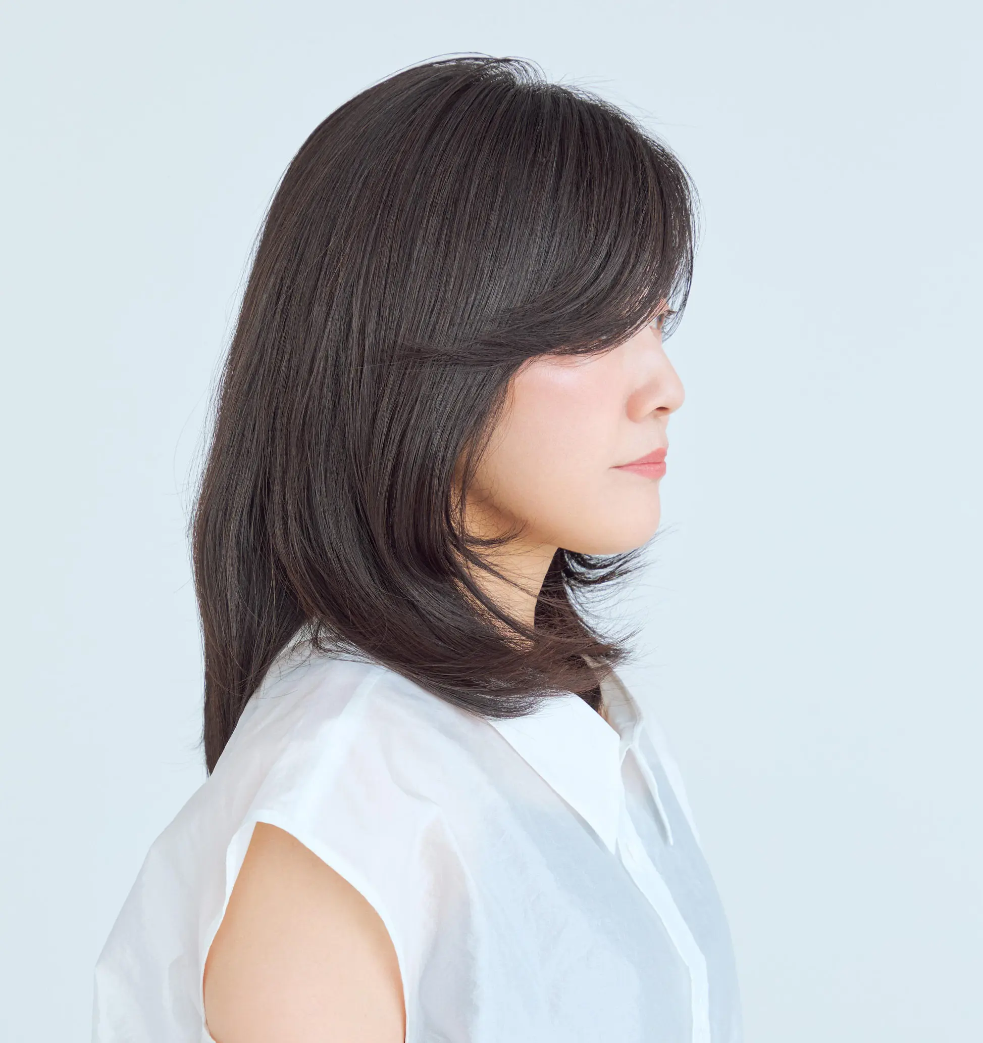 横から見たセミロングヘアスタイル