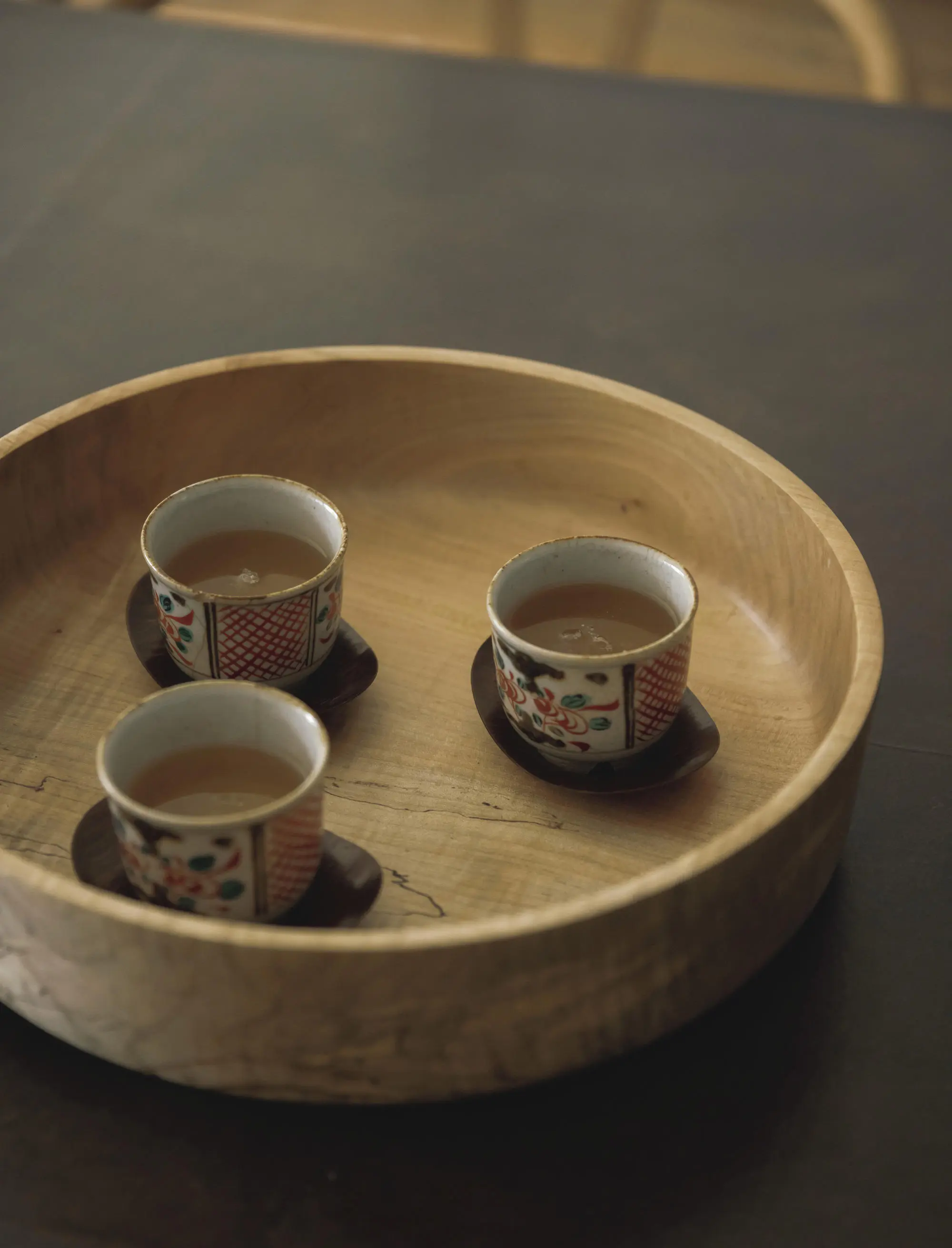 【50代の実家問題】美しく経年変化する素材を用いてリノベーション。“自分らしく住み継ぐ”という選択　野村友里さん　トレイは盛永省治作、湯のみは曽祖父から譲り受けた