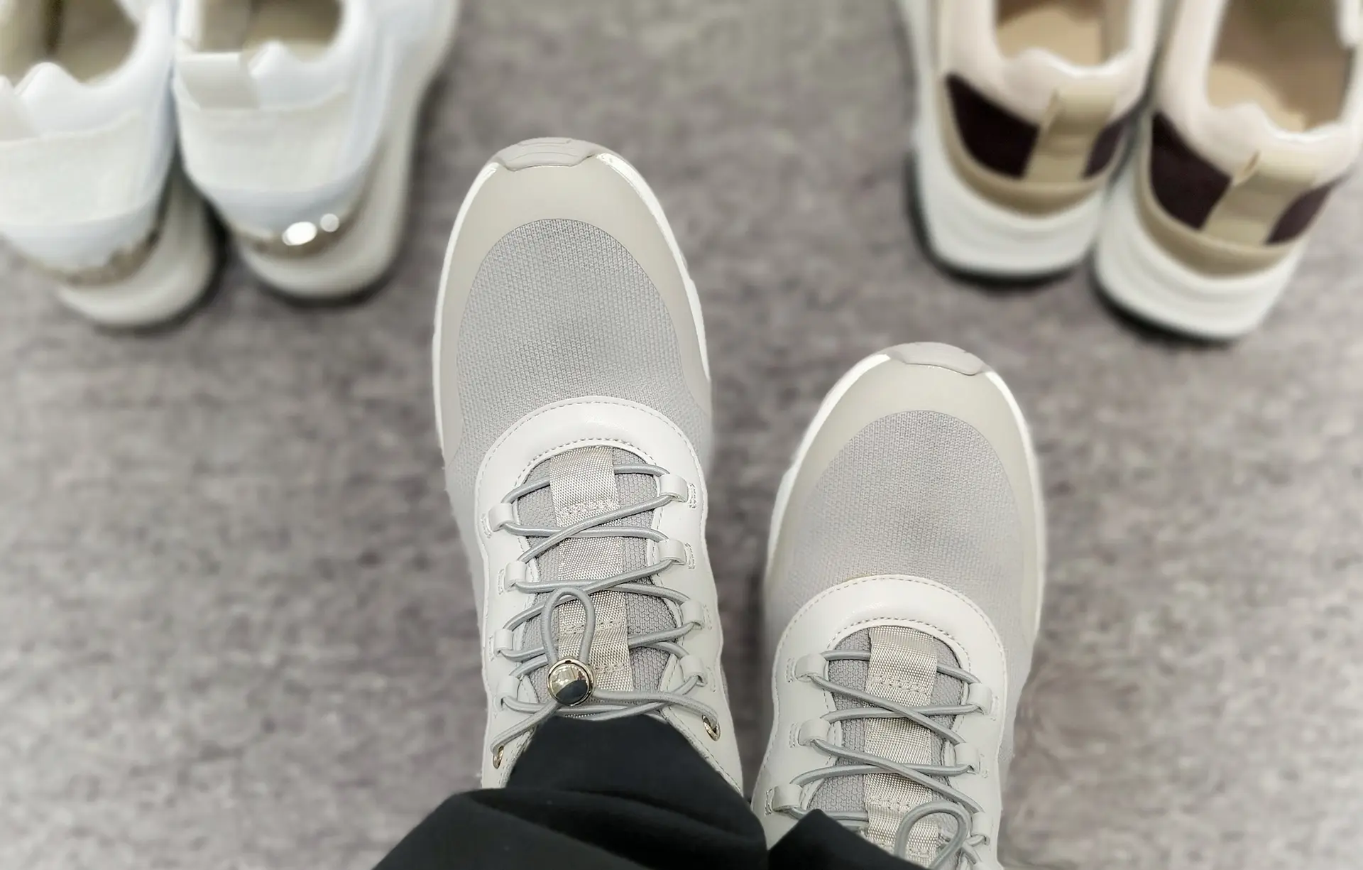 靴紐部がストッパー付きのエラスティックシューレースで着脱もしやすいです。