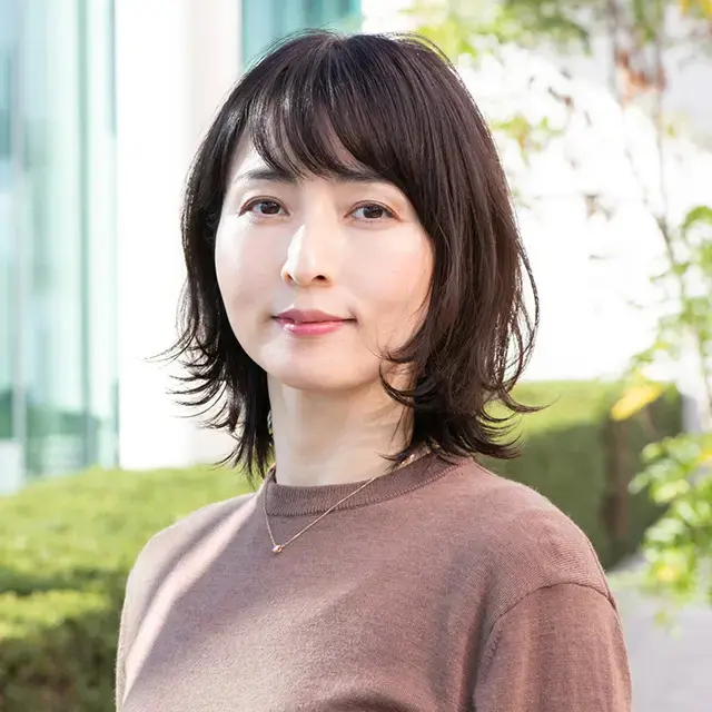 カールが弾むボブで、小顔見せとボリューム出しを実現！【50代髪型・ヘアスタイル】