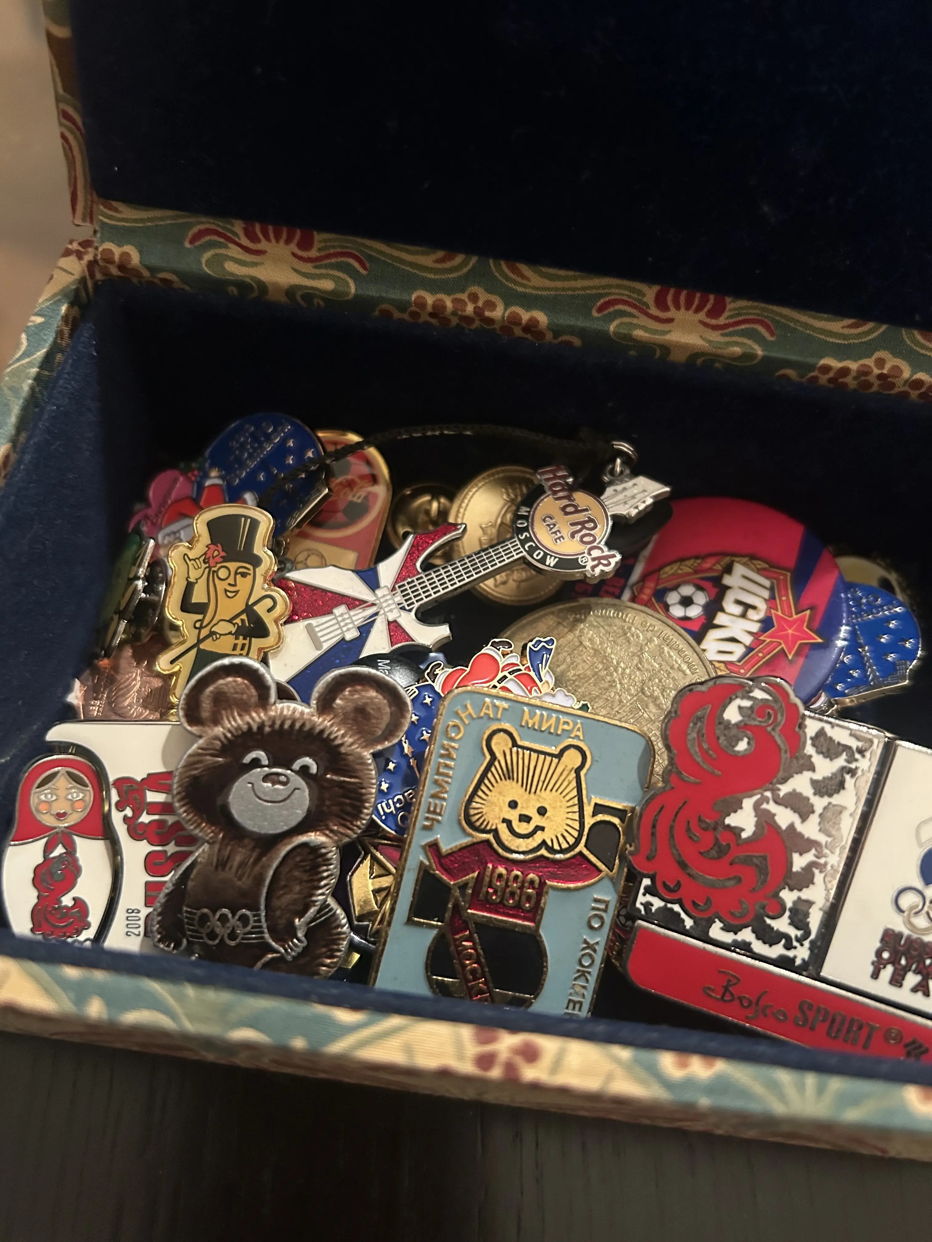 ピンバッジ　アンティークピンバッジ　モスクワオリンピックマスコット