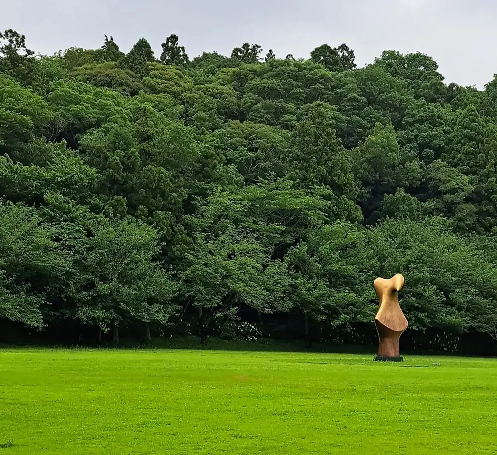 DIC川村記念美術館 芝の美しい広場の中央にあるヘンリームーアの銅像