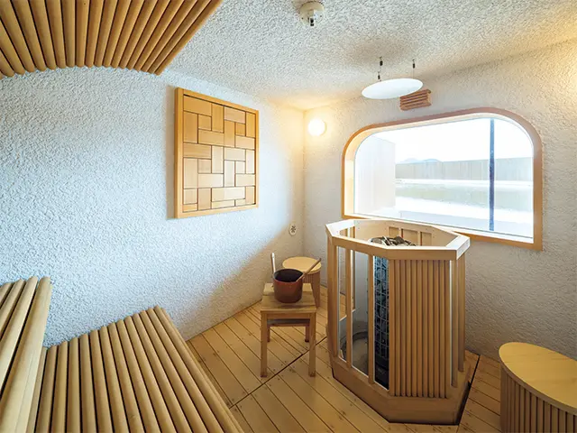 坂茂建築のアイコンである紙管を模したベンチ が印象的な「月白の湯」のサウナ。