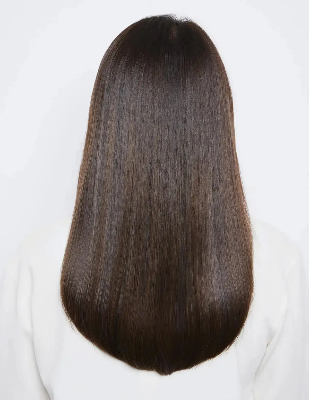 後ろ姿にも自信が持てる艶ロングヘア