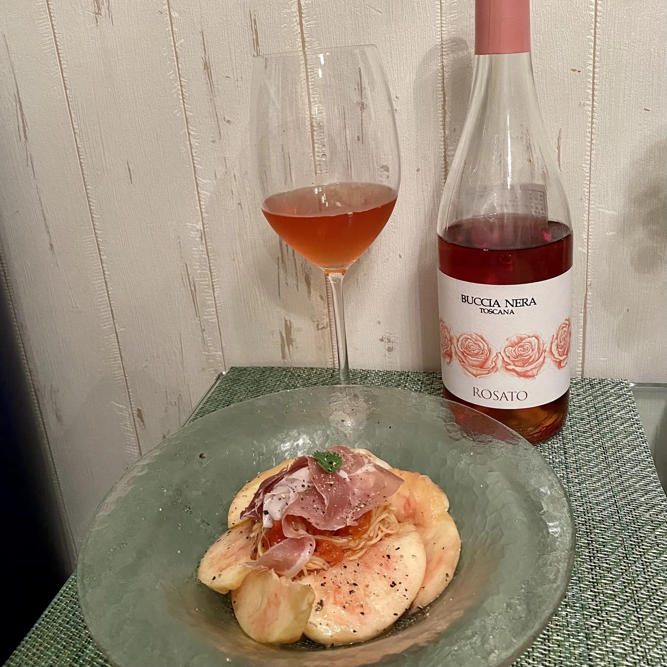 桃の冷製パスタとロゼワイン