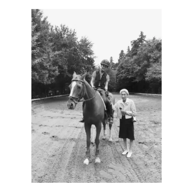 母は私が馬に乗る姿を見 るのが好きでした。
