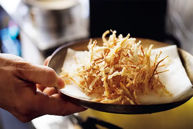 天丼用に揚げたごぼう。 時間を少しおいたほうが、カリリとした食感になるのだとか